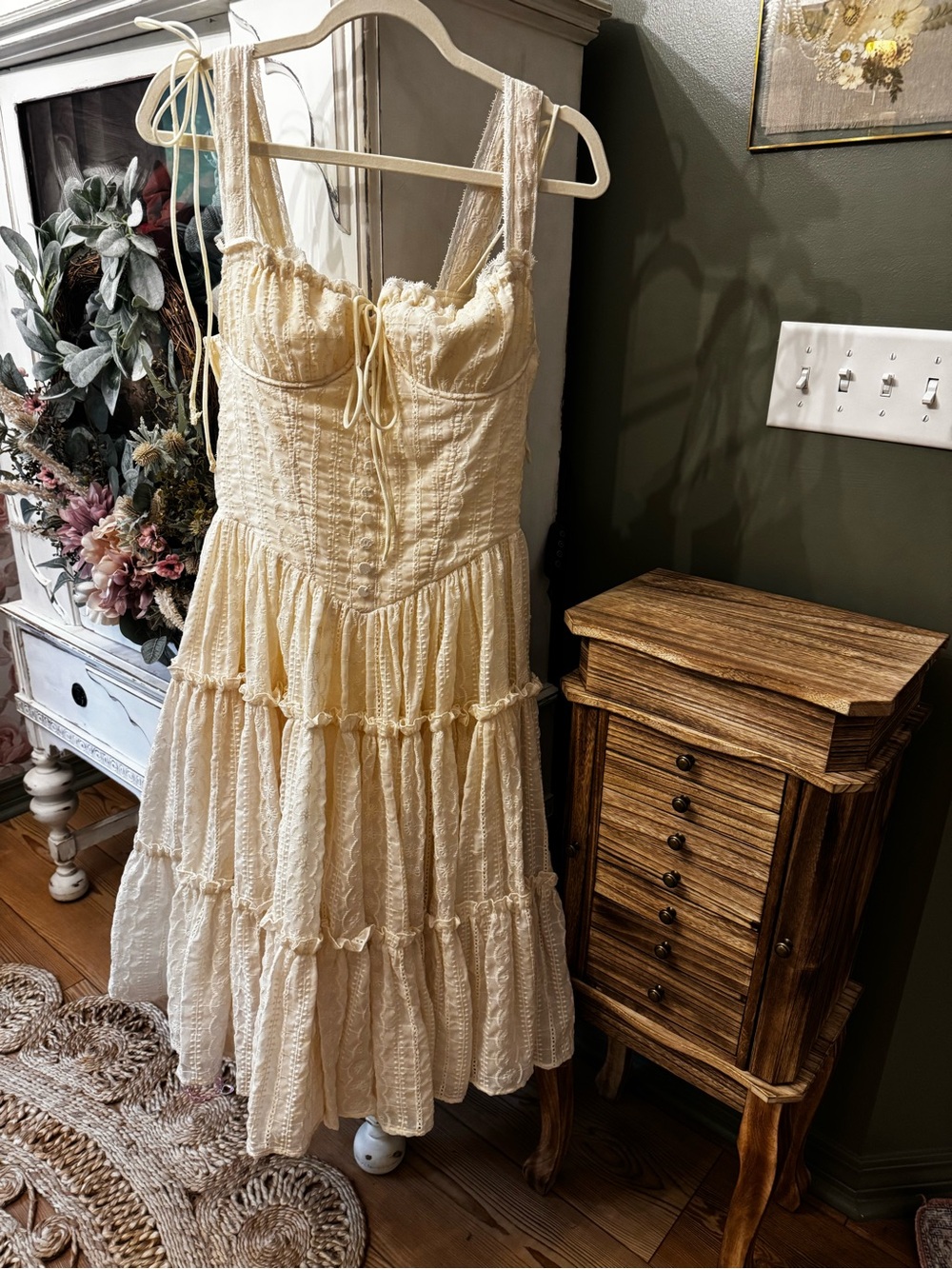 Fae Midi Dress in Chantilly - Picture 2 of 10